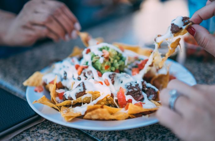 Dit restaurant in Amsterdam serveert alleen nacho’s en cocktails