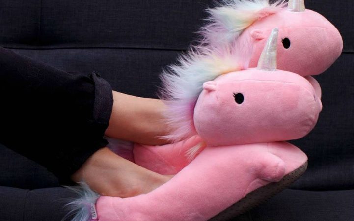 Stijlvolle én warme voeten met deze verwarmde unicorn sloffen!