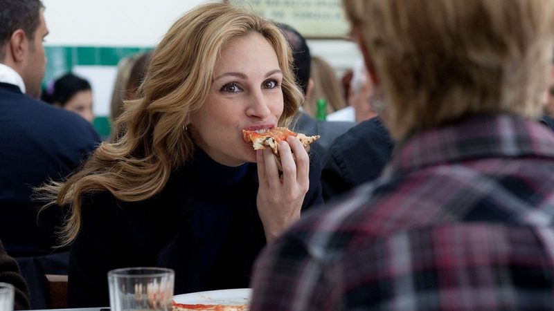 Julia Roberts eet pizza.