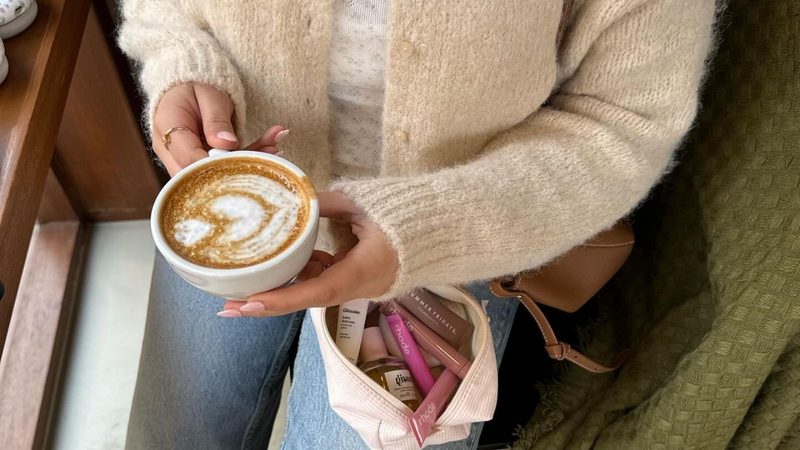Vrouw met koffie.