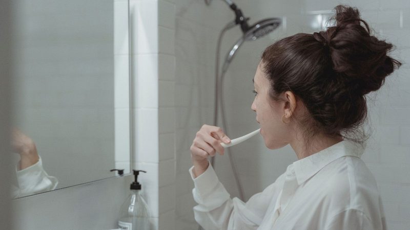 Vrouw poetst haar tanden.