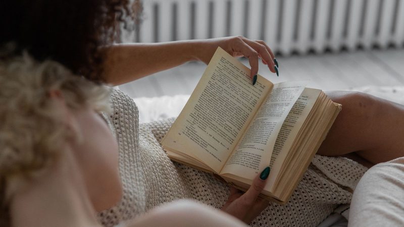 Vrouw met boek in haar handen.