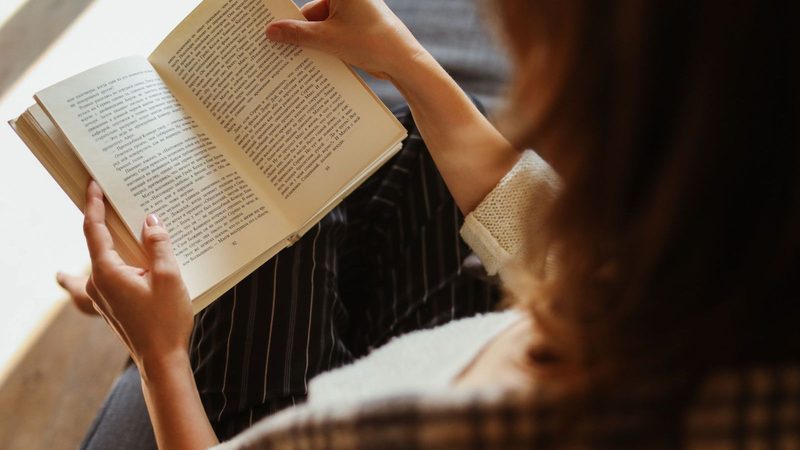 Vrouw aan het lezen.