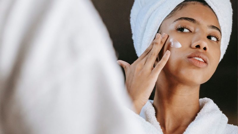 Vrouw doet haar skincare