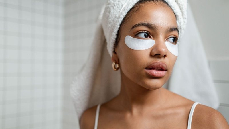 Vrouw met skincare.