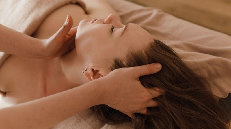 Vrouw krijgt een massage.