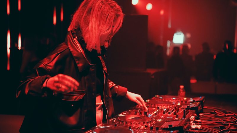 DJ draait tijdens een festival.