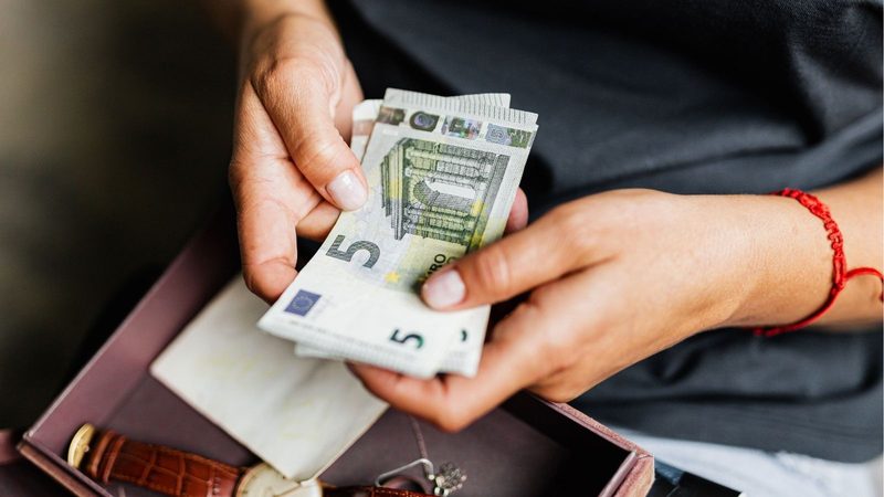 Handen met geld.