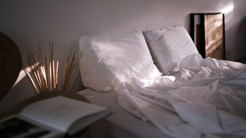 Beddengoed op bed.