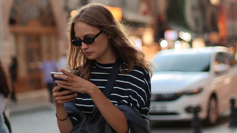 Vrouw op haar telefoon.