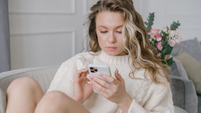Vrouw met telefoon.
