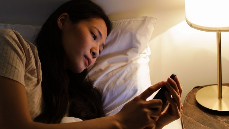 Vrouw op haar telefoon.