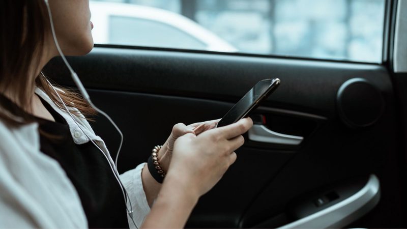 Vrouw op telefoon in auto.