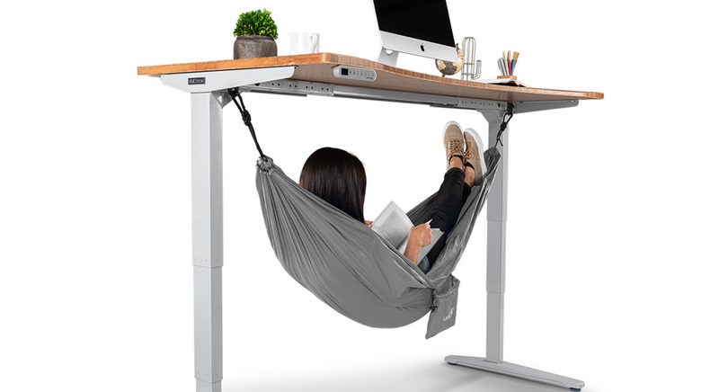 Deze hangmat voor aan je bureau maakt je werkdag een stuk relaxter
