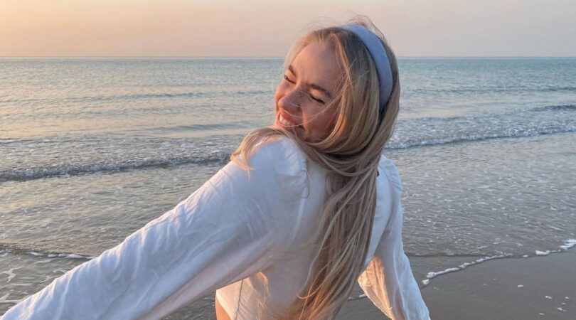 Juultje Tieleman op het strand.