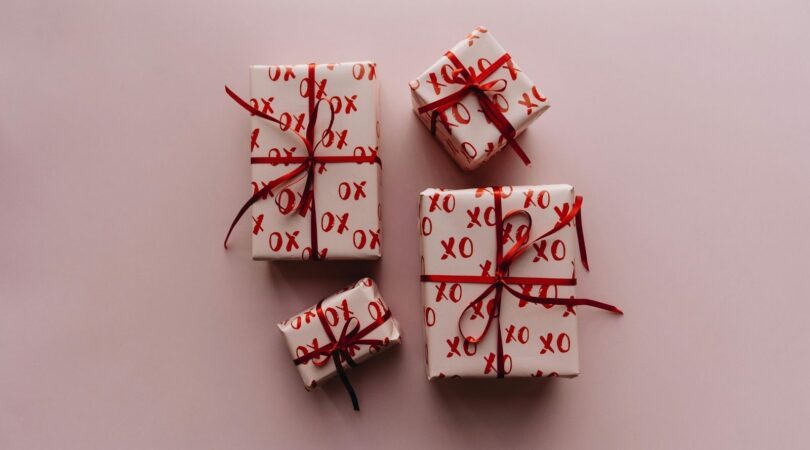 Cadeautjes met gekleurd inpakpapier.