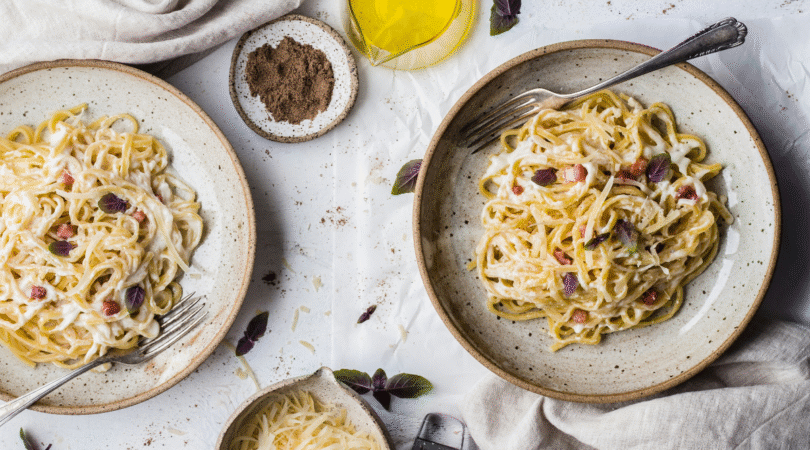 Bord met pasta.