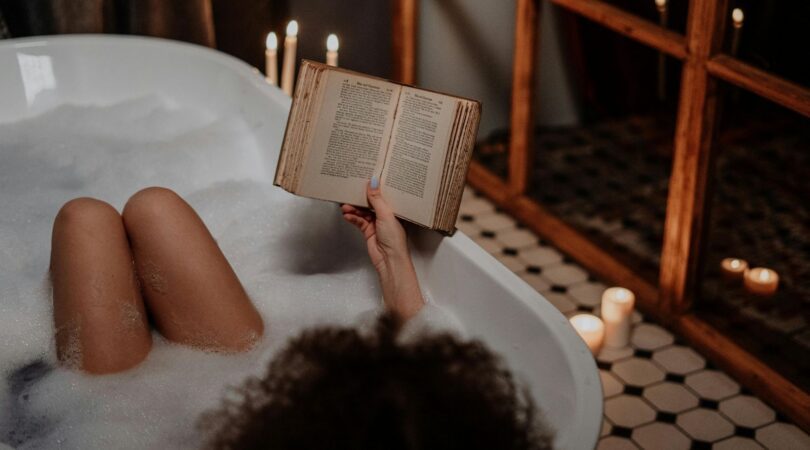 Vrouw in een bubbelbad.