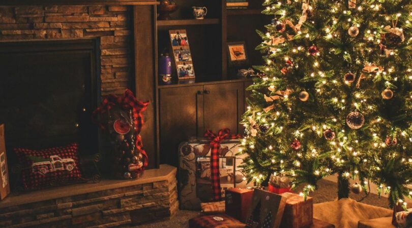 Kerstcadeautjes onder een kerstboom.