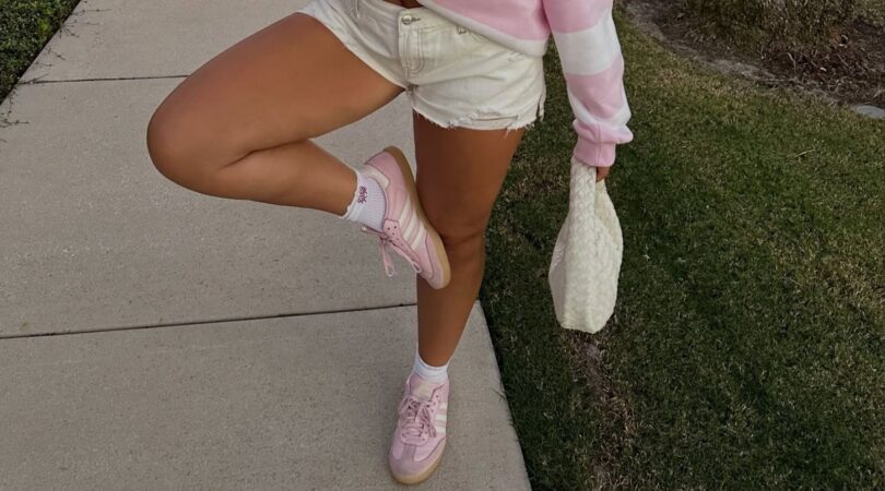 Roze sneakers.
