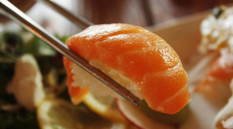 Sushi met stokjes.