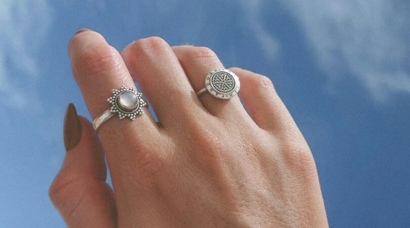 Hand met zilveren ringen.
