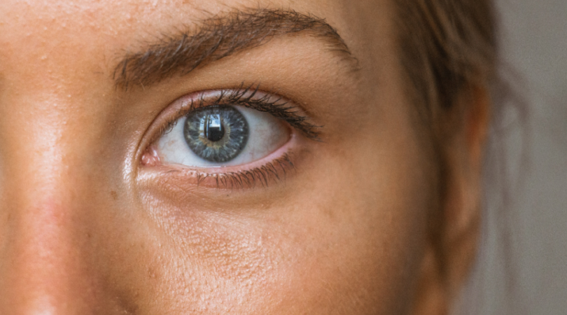 Een deel van het gezicht van een vrouw met haar oog.