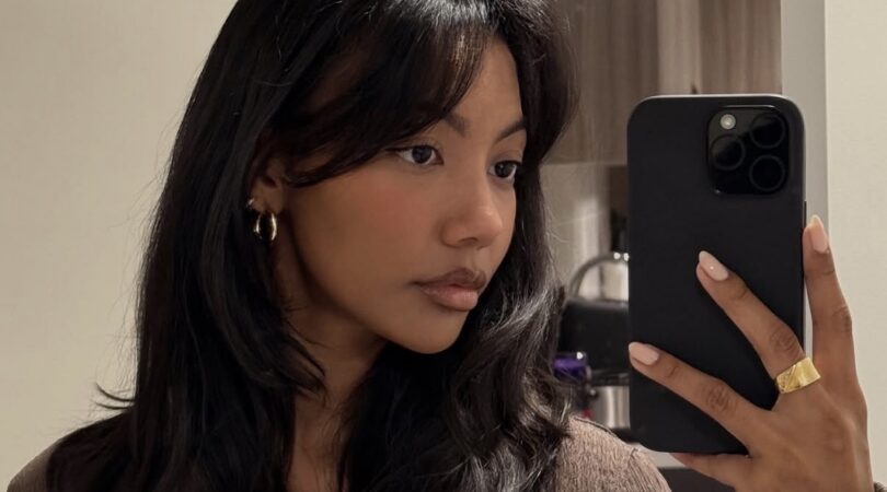 Selfie van een vrouw met curtain bangs