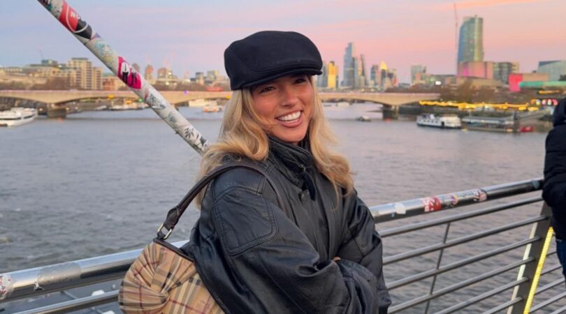 Vrouw lacht op een brug.