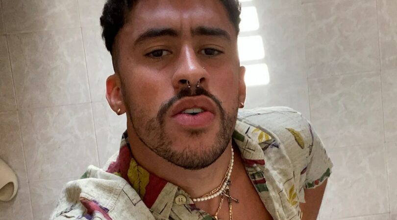 Bad Bunny maakt een selfie.