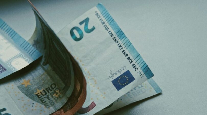 Briefgeld op een stapeltje.