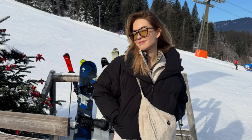 Claire Lucia op wintersport in de sneeuw.