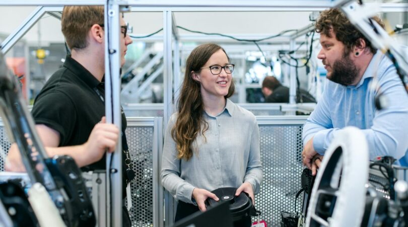 Vrouwelijke ingenieur met mannelijke ingenieurs aan het werk