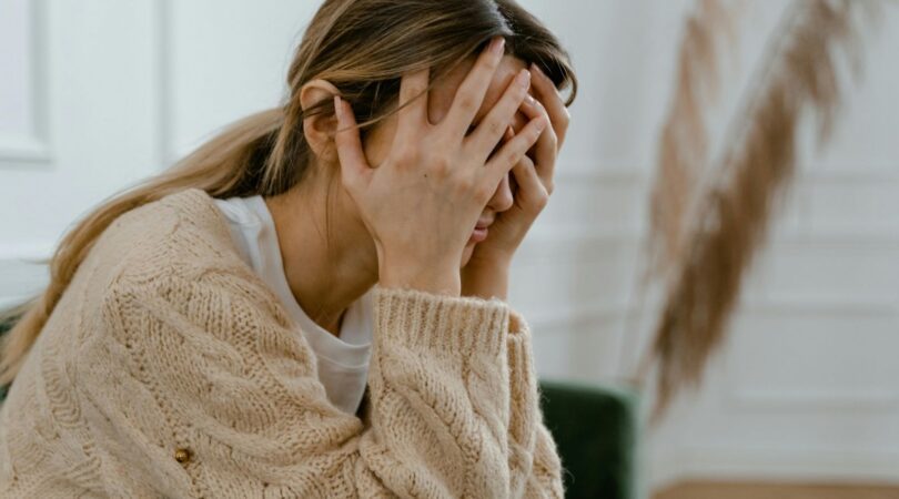 Vrouw worstelt met emoties