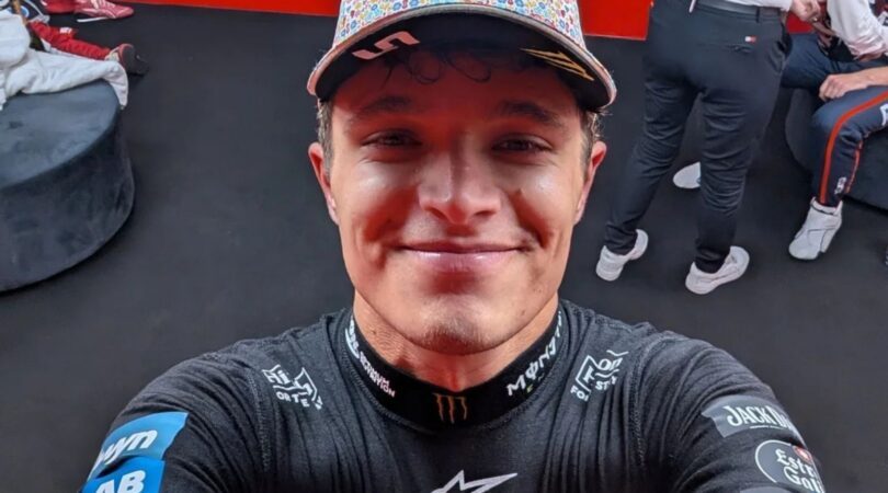 Lando Norris maakt een selfie.