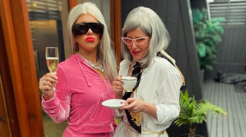 Twee meiden verkleed als oude dames