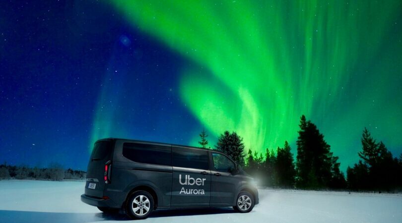 Een busje van Uber Aurora onder het noorderlicht.