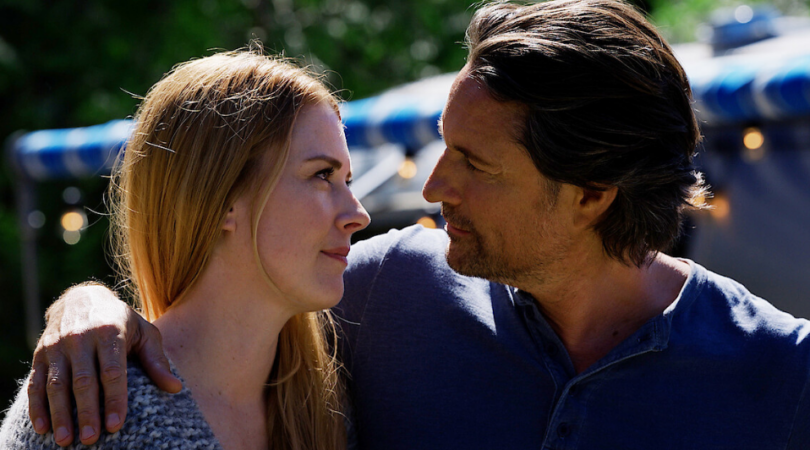 Mel en Jack kijken verliefd naar elkaar in de serie Virgin River.
