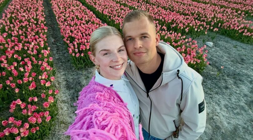 Femke en Justin in een bloemenveld.