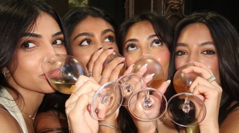 Vier vriendinnen drinken wijn.
