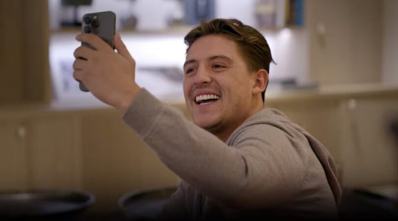 Lil Kleine met een telefoon in zijn hand.