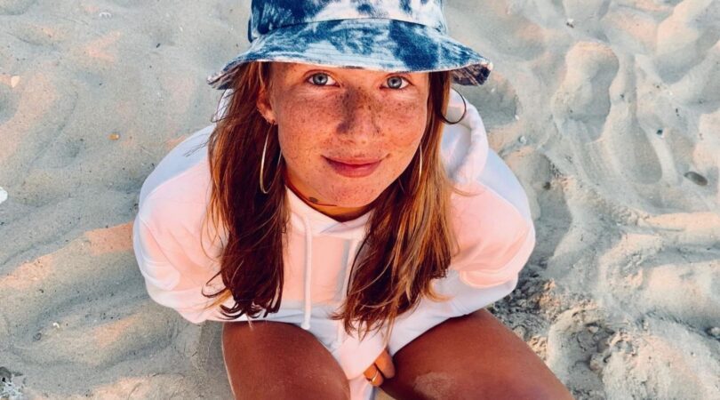 Isa Sitskoorn op het strand.
