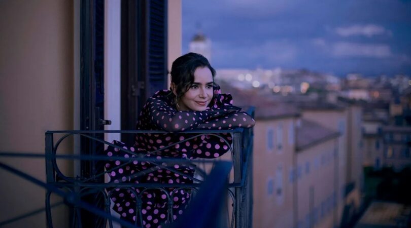 Emily op een balkon.
