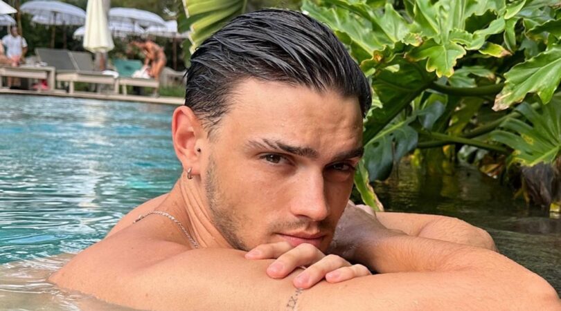 Man in het water.