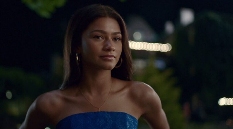 Vrouw in blauwe jurk.