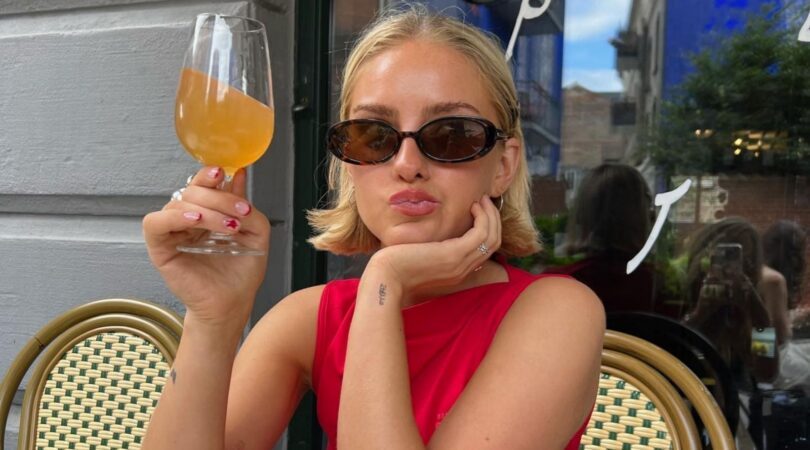 Meisje met een glas drank.